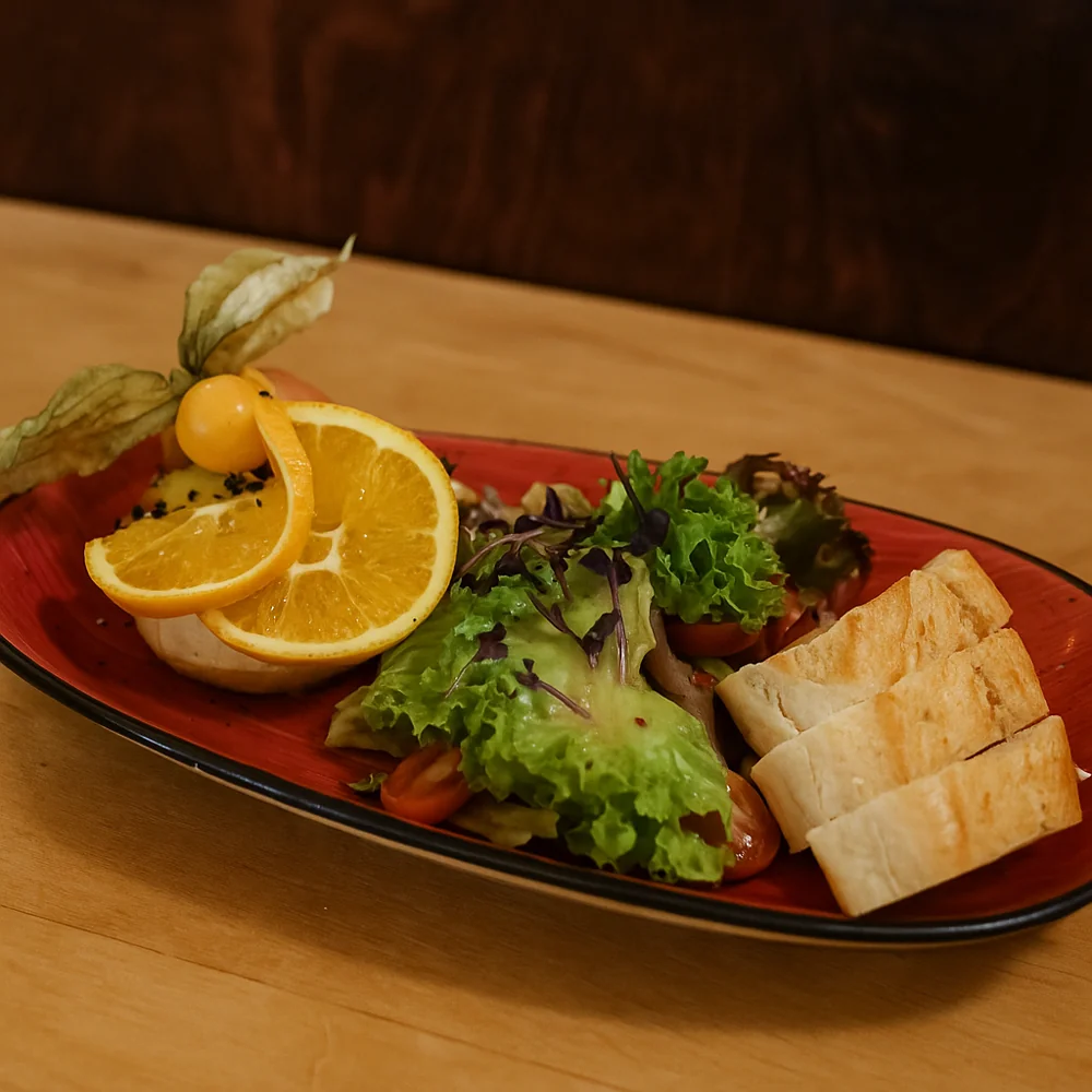 Gebackener ziegenkaese mit thymianhonig gerösteten pinienkernen salat und baguette